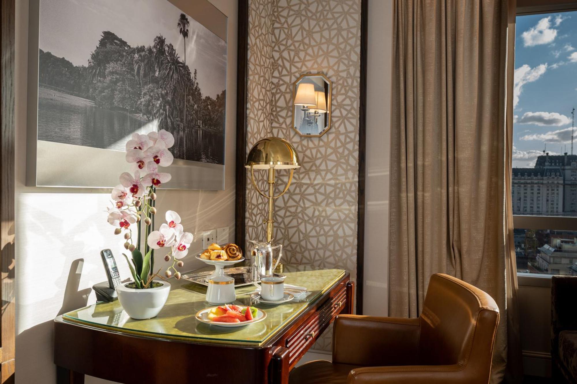 Alvear Icon Hotel Buenos Aires Exterior foto A room at the hotel